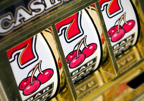 rajaeropa slot mobile app interface showing live-dealer tables and sports betting markets